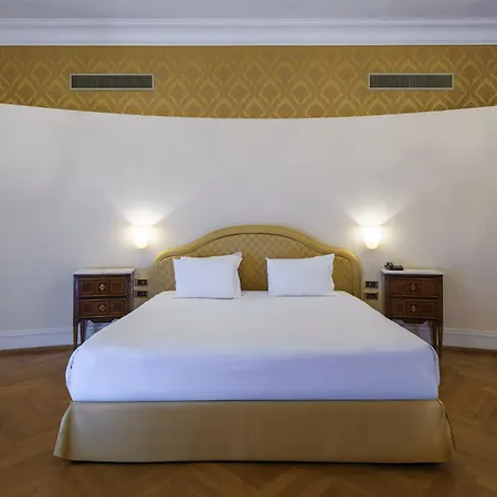 Eurostars Excelsior 4* נאפולי